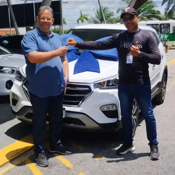 Cliente recebendo as chaves do carro na entrega (foto 3 de 12)