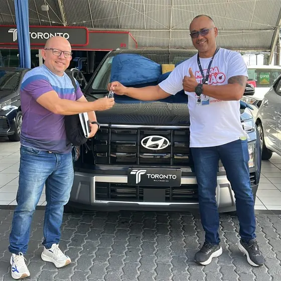 Cliente recebendo as chaves do carro na entrega (foto 4 de 12)