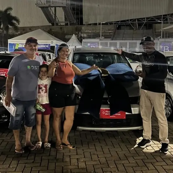 Cliente recebendo as chaves do carro na entrega (foto 7 de 12)